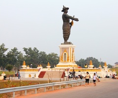Laos_2011_King_Anouvong_Statue.jpg