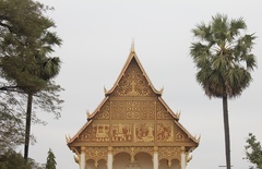 Laos_2011_Near_Wat_Pha_That_Luang.jpg