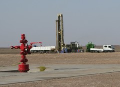 Uphole_rig_at_wellsite.jpg