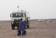 m_Oman_2011_BGP_Loading_Geophones_1.jpg