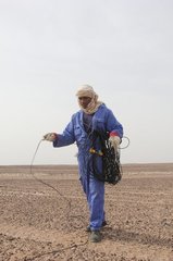 m_Oman_2011_BGP_Picking_up_geophones_2.jpg
