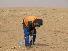 Libya_Trip_1_Burying_geophones_1.jpg