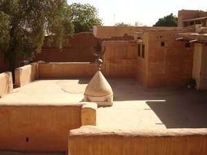 m_Kalifas_house_Original_top_piece_from_Mahdis_tomb.JPG