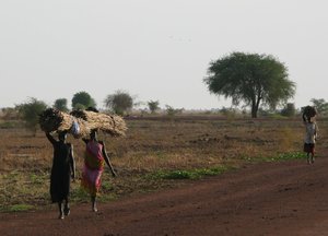Sudan_2009_Local_women_on_the_road_to_nowhere_2.jpg