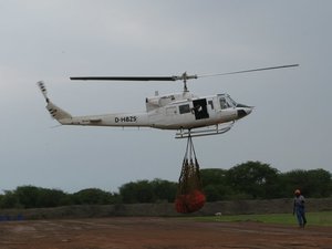 Sudan_2009_Sling_Loading_from_camp_8.jpg