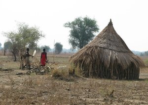 Sudan_2009_Village_huts_and_villagers_1.jpg