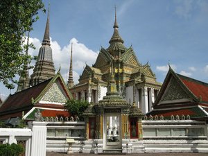 Bangkok_Entrance_to_Wat_Po.jpg