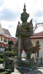 Bangkok_Guarding_the_Gate_of_Wat_Arun.jpg