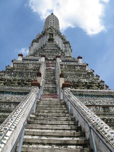 Bangkok_Looking_up_at_Stupa_-_Wat_Arun.jpg
