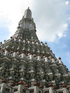 Bangkok_Looking_up_at_Stupa_-_Wat_Arun_2.jpg