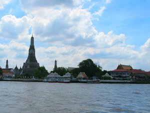 Bangkok_Wat_Arun_From_River.jpg
