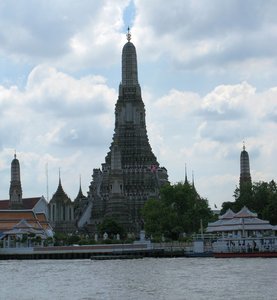 Bangkok_Wat_Arun_From_River_2.jpg