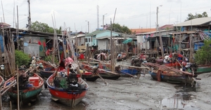 Boats_in_the_village_at_low_tide_2.jpg