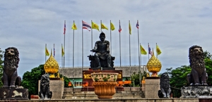 Wat_Pra_Ram_Ashoka_-_King_Ashoka_Statue_4.jpg