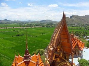 Filename=m_Kanchanaburi_May_2012Fields_and_Wat_Dum_Suea_1.jpg
Filesize=115KiB
Dimensions=800x600
Date added=Sep 20, 2019 m_Kanchanaburi_May_2012Fields_and_Wat_Dum_Suea_1.jpg