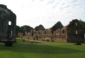 Lopburi_King_Narai_Palace_Ruins_2.jpg