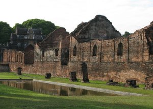 Lopburi_King_Narai_Palace_Ruins_3.jpg