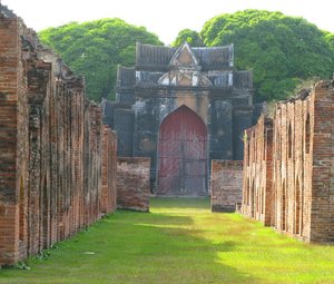 Lopburi_King_Narai_Palace_Ruins_4.jpg