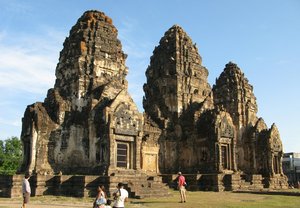 Lopburi_Phra_Prang_Sam_Yot_2.jpg