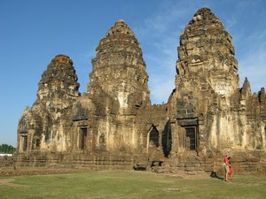 Lopburi_Phra_Prang_Sam_Yot_4.jpg