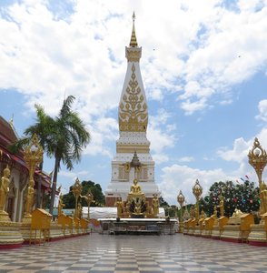 m_NEApril2015_Wat_PraThatPhanom_Crop_IMG_0907.jpg