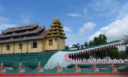 DSCN3199_-_Burma2C_Myawady_Crocodile_Temple_2.jpg