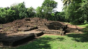 Prachinburi_Mahosot_Ruins_at_Mahosot_1.jpg