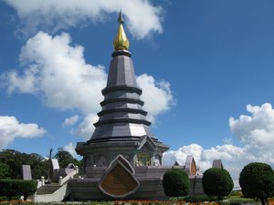 ChiangMai_2010_Naphaphonphumisiri_Chedi_Doi_Intanon_2.jpg