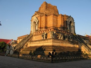 ChiangMai_2010_Wat_Chedi_Luang_-_Chiang_Mai_1.jpg