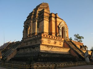 ChiangMai_2010_Wat_Chedi_Luang_-_Chiang_Mai_2.jpg